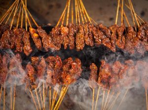 5 Tempat Makan Ini Punya Sate Babi yang Empuk Juicy
