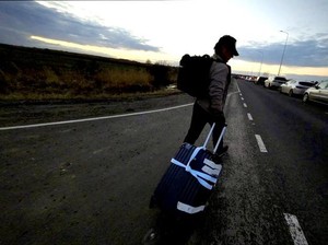 Sean Penn Jalan Kaki dari Ukraina ke Polandia Bareng Pengungsi