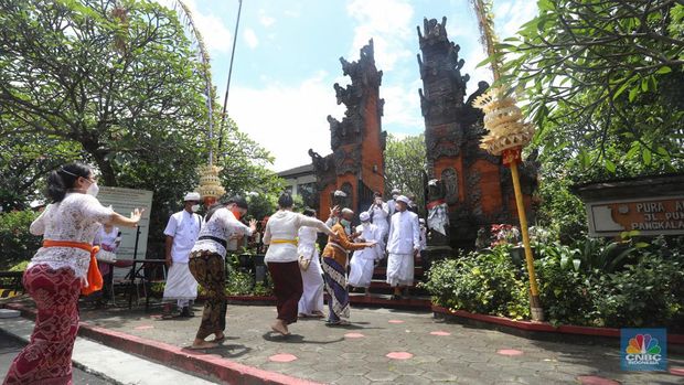 Sejumlah Umat Hindu melakukan prosesi saat mengikuti upacara Tawur Agung Kesanga Di Pura Amerta Jati, Cinere, Depok, Jawa Barat, Rabu (2/3/2022). Prosesi Tawur Agung Kesanga yang digelar dengan protokol kesehatan COVID-19 tersebut merupakan rangkaian perayaan Hari Raya Nyepi tahun baru Saka 1944. (CNBC Indonesia/Andrean Kristianto)