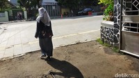 Alasan masih melakukan PTM bagi kelas 12 karena pihak sekolah mengejar materi pembelajaran sebelum para siswa melaksanakan ujian sekolah pada akhir Maret mendatang.