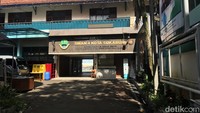 Seorang siswa tampak keluar dari gerbang sekolah.
