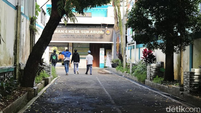 Sekolah Ini Laksanakan PTM di Tengah PPKM Level 4 Sejak berstatus PPKM level 4, sekolah di Kota Sukabumi menerapkan pembelajaran jarak jauh mulai hari ini. Namun SMAN 4 Kota Sukabumi masih melaksanakan PTM.