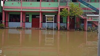 Terlihat halaman sekolah masih tergenang.