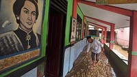 Petugas membersihkan lantai kelas setelah banjir surut di Sekolah Dasar Negeri Karangantu, Serang, Banten, Rabu (2/3/2022).