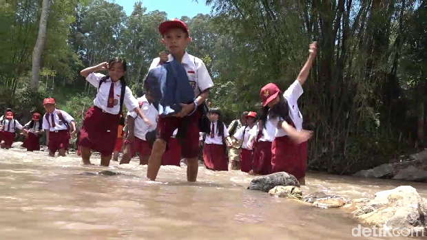 Siswa SD di Toraja Utara, Sulsel harus 'bertaruh nyawa' ke sekolah gegara jembatan reyot (detiksulsel/M Riyas)