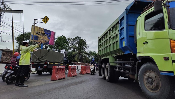 Situasi kendaraan di jembatan bypass dialihkan agar melewati rute lain