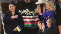 Dalam pidatonya, Presiden Joe Biden memuji Duta Besar Ukraina untuk Amerika Serikat, Oksana Markarova yang hadir langsung di ruang Kongres. (AP/Win McNamee)  