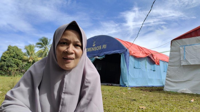 Suasana di Pos Pengungsian akibat pergerakan tanah di Kampung Cihuni, Desa Curugpanjang, Kecamatan Cikulur, Lebak.