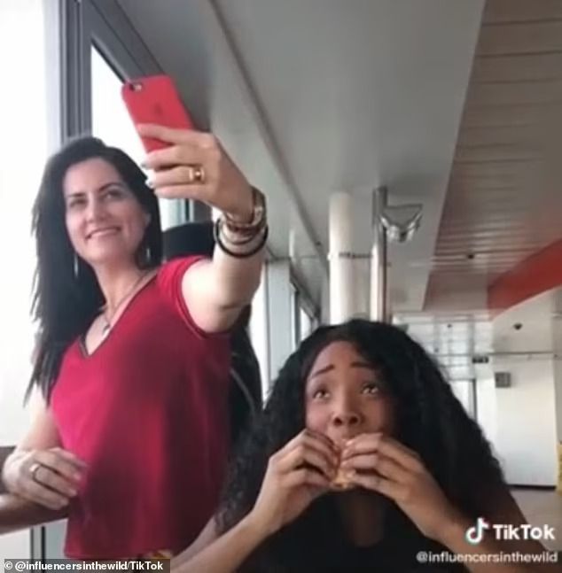 Tak Sopan! Orang Ini Asyik Selfie di Atas Kepala Pengunjung yang Sedang Makan