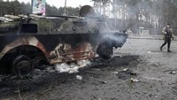 Asap mengepul dari kendaraan perang yang rusak di sebuah pos pemeriksaan Brovary, Ukraina. AP Photo/Efrem Lukatsky.