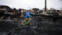 Tank-tank milik Rusia hancur dalam invasi di Ukraina. AP Photo/Serhii Nuzhnenko.