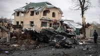 Sejumlah kendaraan perang militer Rusia tampak hancur berantakan di Bucha,Ukraina. AP Photo/Serhii Nuzhnenko.