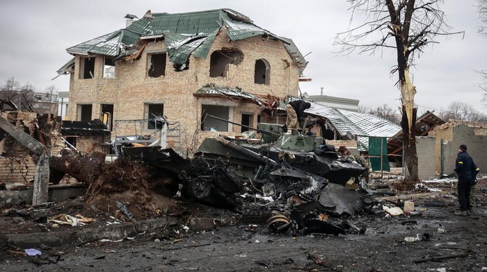 Invasi militer Rusia ke Ukraina telah memasuki hari keenam. Kendaraan tempur sepert tank dan panser banyak yang hancur hingga gosong dalam invasi tersebut.