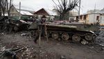 Kendaraan Taktis hingga Mobil Warga Hancur dalam Perang Rusia-Ukraina