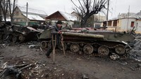 Penampakan tank-tank yang hancur. (AP Photo/Serhii Nuzhnenko)