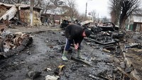 Puing-puing sisa kendaraan perang Rusia berserakan di jalanan Bucha, Ukraina. AP Photo/Serhii Nuzhnenko.