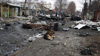 Hinggi kini, invasi militer Rusia ke Ukraina telah memasuki hari keenam dengan serangan-serangan mematikan dilaporkan terjadi di berbagai wilayah. AP Photo/Serhii Nuzhnenko.