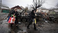 Hingga kini militer Rusia terus melancarkan serangan mematikan, termasuk di ibu kota Kiev dan kota Kharkiv, yang merupakan dua kota terbesar di Ukraina. AP Photo/Serhii Nuzhnenko.