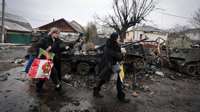 Invasi militer Rusia ke Ukraina telah memasuki hari keenam. Kendaraan tempur sepert tank dan panser banyak yang hancur hingga gosong dalam invasi tersebut.