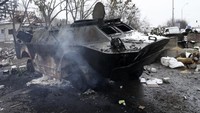 Perang mengakibatkan kendaraan tempur hancur hingga terbakar. (AP Photo/Efrem Lukatsky)