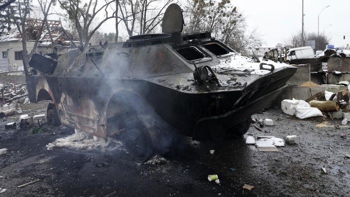 Invasi militer Rusia ke Ukraina telah memasuki hari keenam. Kendaraan tempur sepert tank dan panser banyak yang hancur hingga gosong dalam invasi tersebut.