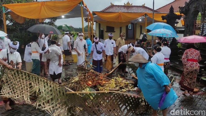 Umat Hindu Semarang menggelar prosesi Tawur Agung Kesanga di tengah guyuran hujan lebat, Rabu (2/3/2022).