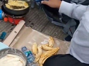 Terjebak Macet 12 Jam di Puncak, Orang Ini Asyik Goreng Pisang di Pinggir Jalan