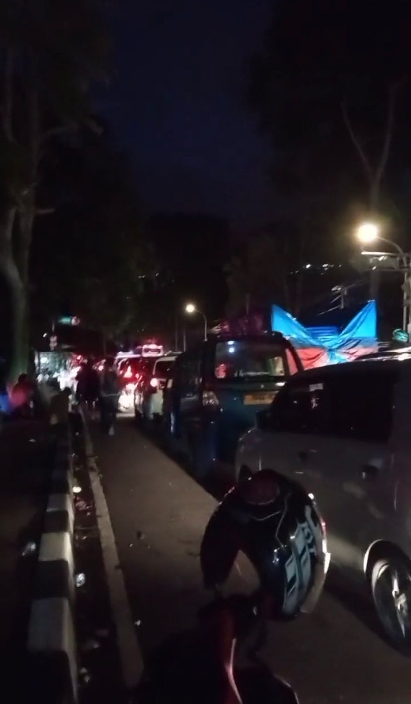 Terjebak Macet 12 Jam di Puncak, Orang Ini Asyik Goreng Pisang di Pinggir Jalan