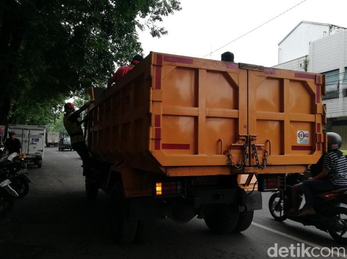 Truk sampah di Kota Pasuruan