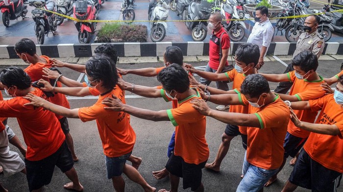 UNGKAP KASUS CURANMOR DI BOGOR Sejumlah barang bukti diperlihatkan saat rilis kasus pencurian kendaraan bermotor (curanmor) di Polres Bogor, Cibinong, Kabupaten Bogor, Jawa Barat, Rabu (2/3/2022). Polres Bogor mengamankan 68 orang pelaku curanmor beserta barang bukti 48 unit kendaraan roda dua, dan 7 unit mobil dari hasil Operasi Jaran Lodaya 2022. ANTARA FOTO/Yulius Satria Wijaya/rwa.
