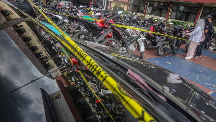 UNGKAP KASUS CURANMOR DI BOGOR Sejumlah barang bukti diperlihatkan saat rilis kasus pencurian kendaraan bermotor (curanmor) di Polres Bogor, Cibinong, Kabupaten Bogor, Jawa Barat, Rabu (2/3/2022). Polres Bogor mengamankan 68 orang pelaku curanmor beserta barang bukti 48 unit kendaraan roda dua, dan 7 unit mobil dari hasil Operasi Jaran Lodaya 2022. ANTARA FOTO/Yulius Satria Wijaya/rwa.