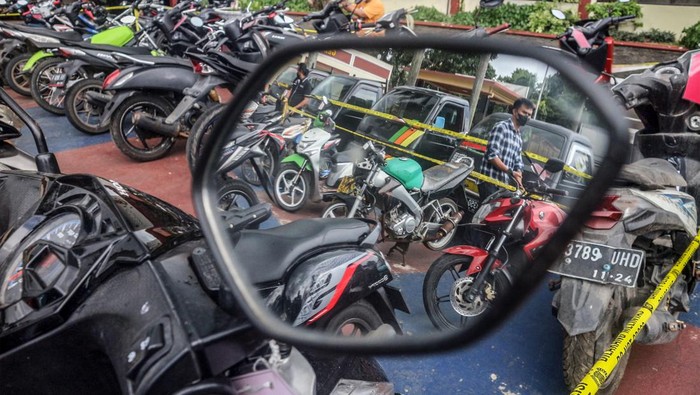 UNGKAP KASUS CURANMOR DI BOGOR Sejumlah barang bukti diperlihatkan saat rilis kasus pencurian kendaraan bermotor (curanmor) di Polres Bogor, Cibinong, Kabupaten Bogor, Jawa Barat, Rabu (2/3/2022). Polres Bogor mengamankan 68 orang pelaku curanmor beserta barang bukti 48 unit kendaraan roda dua, dan 7 unit mobil dari hasil Operasi Jaran Lodaya 2022. ANTARA FOTO/Yulius Satria Wijaya/rwa.
