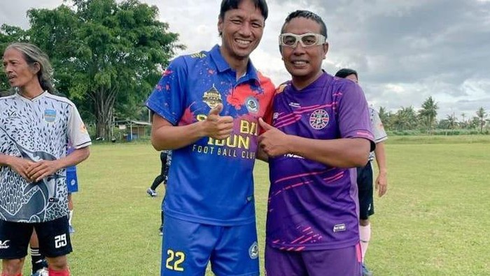 Usman saat berfoto dengan legenda Persib Suwitha Pata.