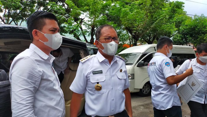 Wali Kota Makassar Danny Pomanto tiba di Rujab Wagub Sulsel bahas Stadion Barombong.