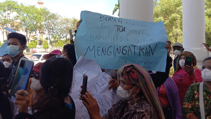 Warga demo Bupati Asahan tuntut perbaikan jalan (Perdana-detikcom)