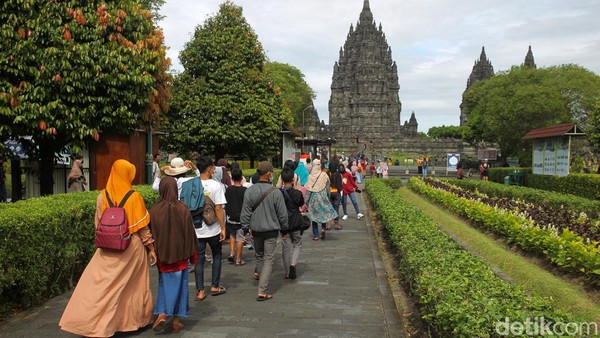 Wisatawan memasuki kawasan wisata Candi Prambanan, Klaten, Jawa Tengah, Rabu (2/3/2022).