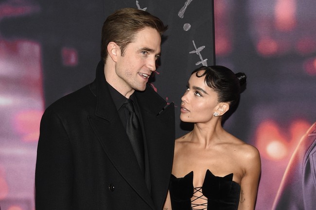 Di karpet merah, ia sempat berpose dengan pemeran Batman, Robert Pattinson. Zoe Kravitz menambah daftar aktris yang pernah memerankan karakter DC Comics ini. Mereka di antaranya Anne Hathaway, Halle Berry, Michelle Pfeiffer, dan Lee Meriwether. (Foto: Evan Agostini/Invision/AP)