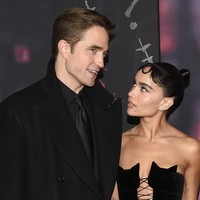 Di karpet merah, ia sempat berpose dengan pemeran Batman, Robert Pattinson. Zoe Kravitz menambah daftar aktris yang pernah memerankan karakter DC Comics ini. Mereka di antaranya Anne Hathaway, Halle Berry, Michelle Pfeiffer, dan Lee Meriwether. (Foto: Evan Agostini/Invision/AP)