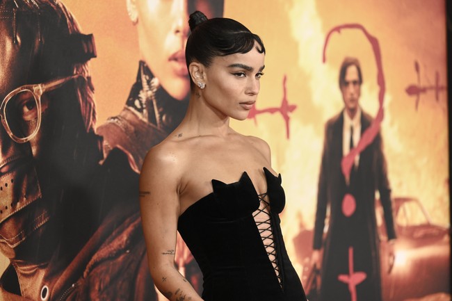 Seperti dikabarkan Daily Mail, gaun ini mengingatkan pada salah satu karya desainer Helmut Lang. Pada 1980-an, ia menciptakan korset berbentuk dua kepala kucing. (Foto: Evan Agostini/Invision/AP)