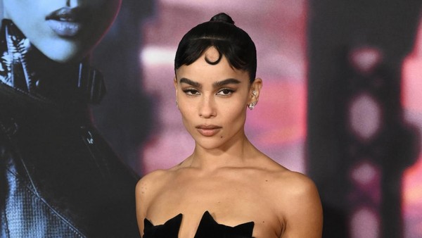Gaya Unik Zoe Kravitz Pakai Gaun Berbentuk Kucing di Red Carpet The Batman