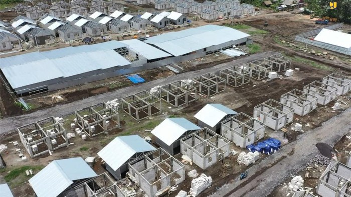 Sebanyak 1.951 unit rumah khusus tengah dibangun untuk para korban Semeru di Kabupaten Lumajang, Jawa Timur. Seperti apa penampakannya? Lihat yuk.