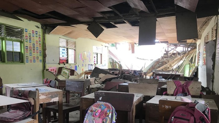 Sebanyak 24 sekolah di Kabupaten Pasaman Barat, Sumarera Barat, rusak berat akibat gempa M 6,1. Angka tersebut belum mencakup seluruh sekolah yang berada Pasaman Barat.