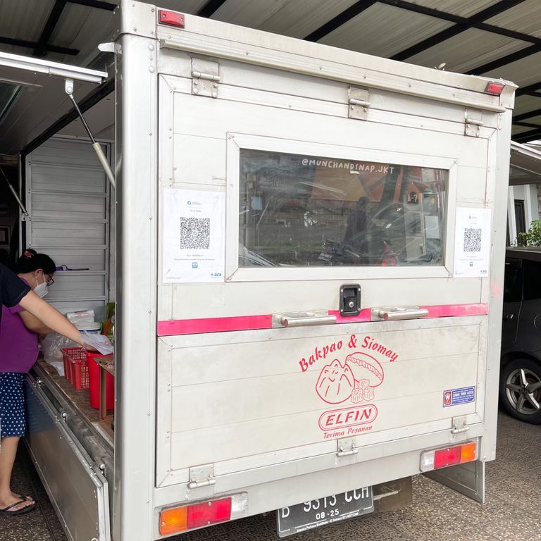 4 Tempat Makan Ikonik yang Memakai Mobil Tua Sebagai Gerai Jualan
