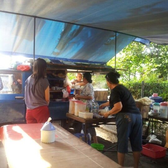 4 Tempat Makan Ikonik yang Memakai Mobil Tua Sebagai Gerai Jualan