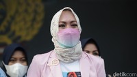 Angelina Sondakh juga mengucapkan salam perpisahan kepada petugas Lapas dan teman-teman napi. Foto: Palevi/detikHOT