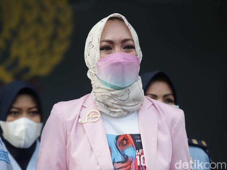 Air Mata Angelina Sondakh Setelah Bebas dari Penjara