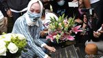 Angelina Sondakh Boyong Keanu dan Aaliyah Nyekar ke Makam Adjie Massaid
