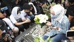 Angelina Sondakh Boyong Keanu dan Aaliyah Nyekar ke Makam Adjie Massaid
