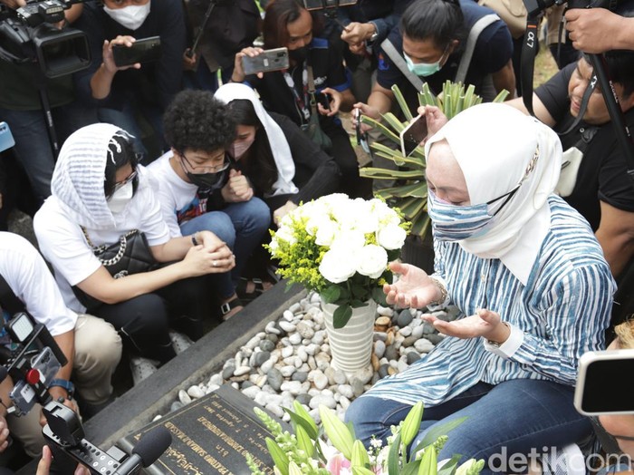 Angelina Sondakh Angelina Sondakh nyekar ke makam Adjie Massaid