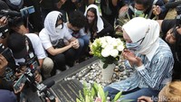 Angelina Sondakh yang memboyong Aaliyah Massaid dan Keanu Massaid serta beberapa keluarga. Mereka memanjatkan doa di depan makam Adjie Massaid. Foto: Palevi/detikHOT